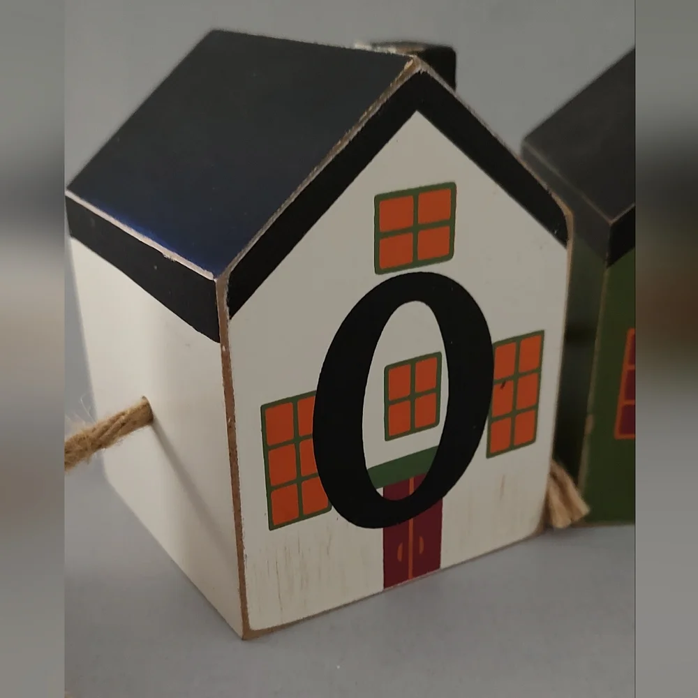 Harvest House Decor 4 Wooden Block Homes rope together Good Condition